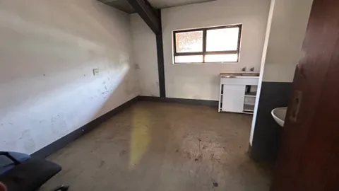 321 Zasm Street, Waltloo, Pretoria has a 393m² Industrial Unit To Let (5).